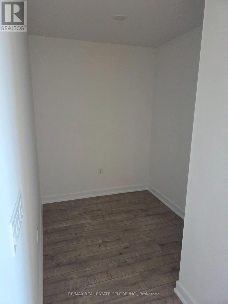 500 Plains Road, Burlington, Ontario  L7T 0C8 - Photo 8 - W12602132