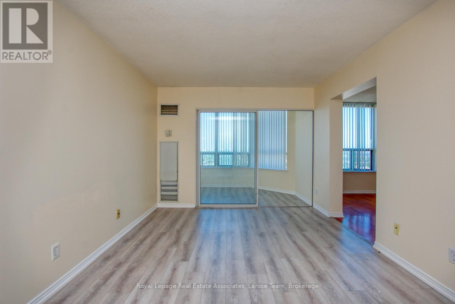 2212 - 135 Hillcrest Avenue, Mississauga, Ontario  L5B 4B1 - Photo 6 - W12602196
