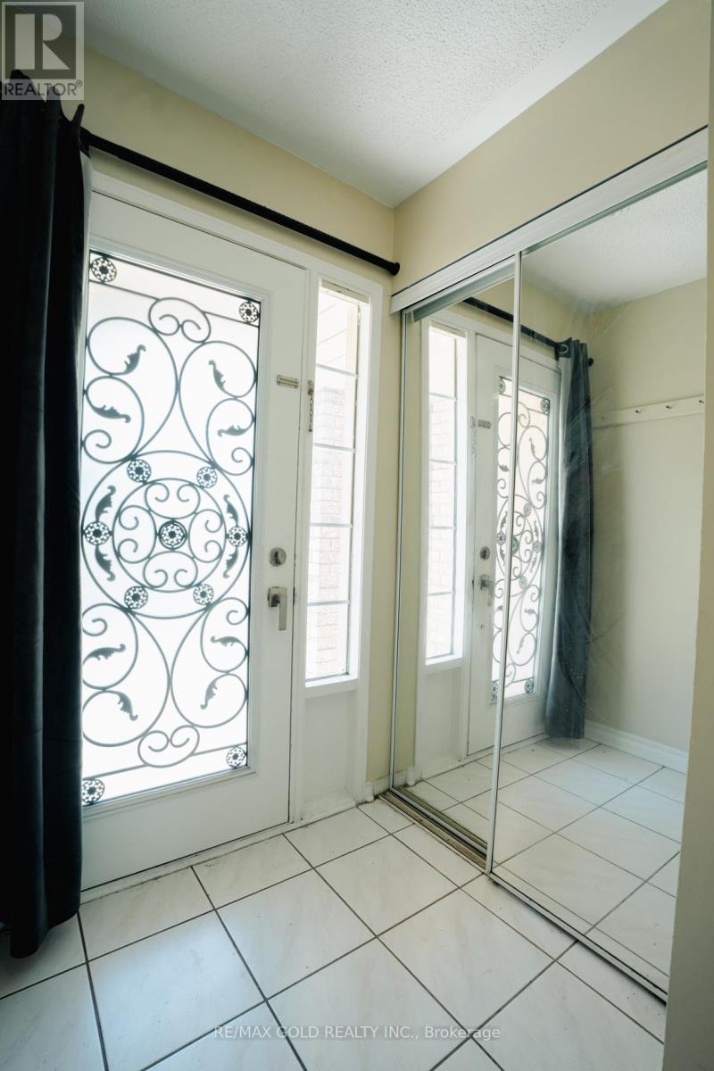 16 Lonestar Crescent, Brampton, Ontario  L7A 2H9 - Photo 3 - W12602200