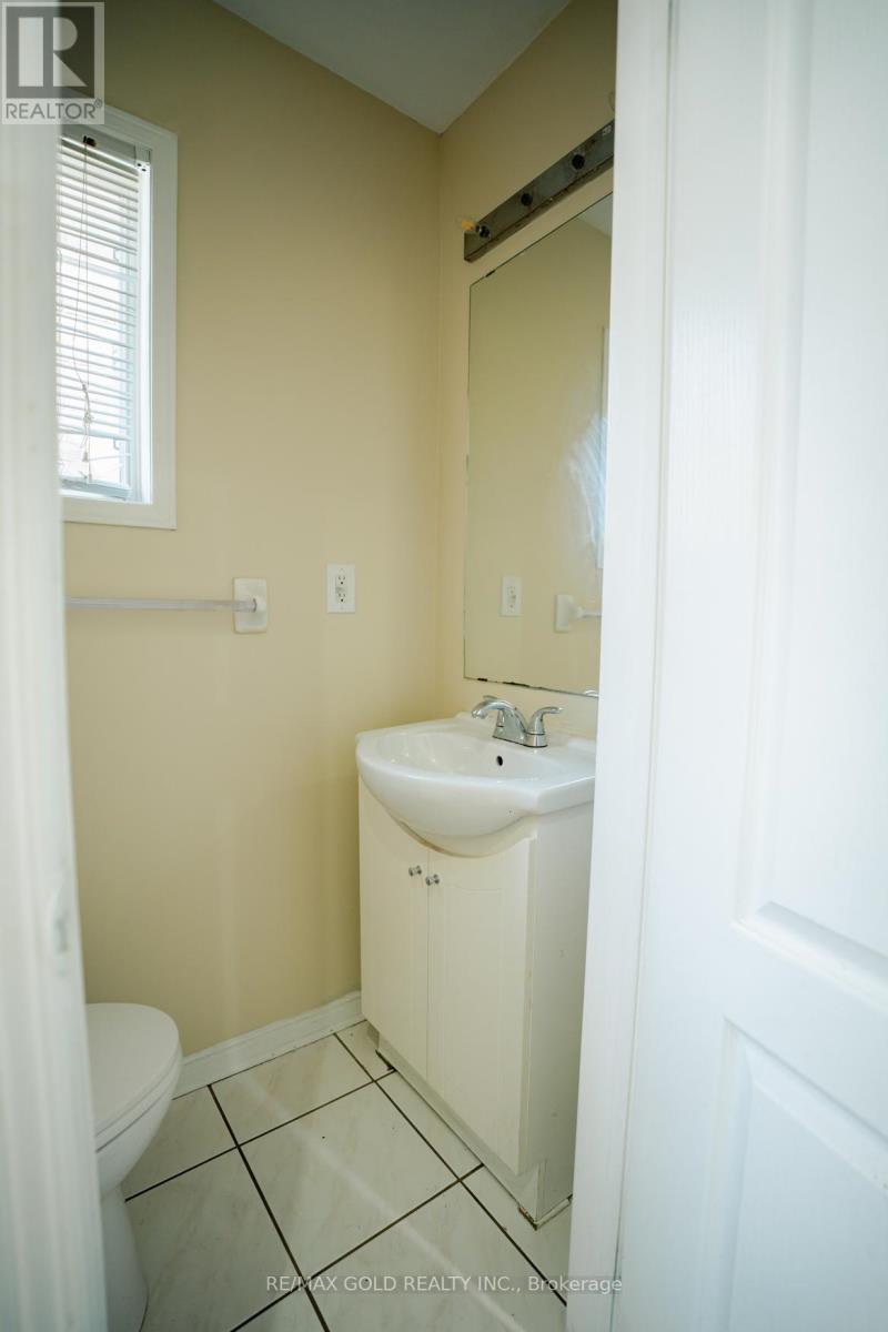 16 Lonestar Crescent, Brampton, Ontario  L7A 2H9 - Photo 4 - W12602200