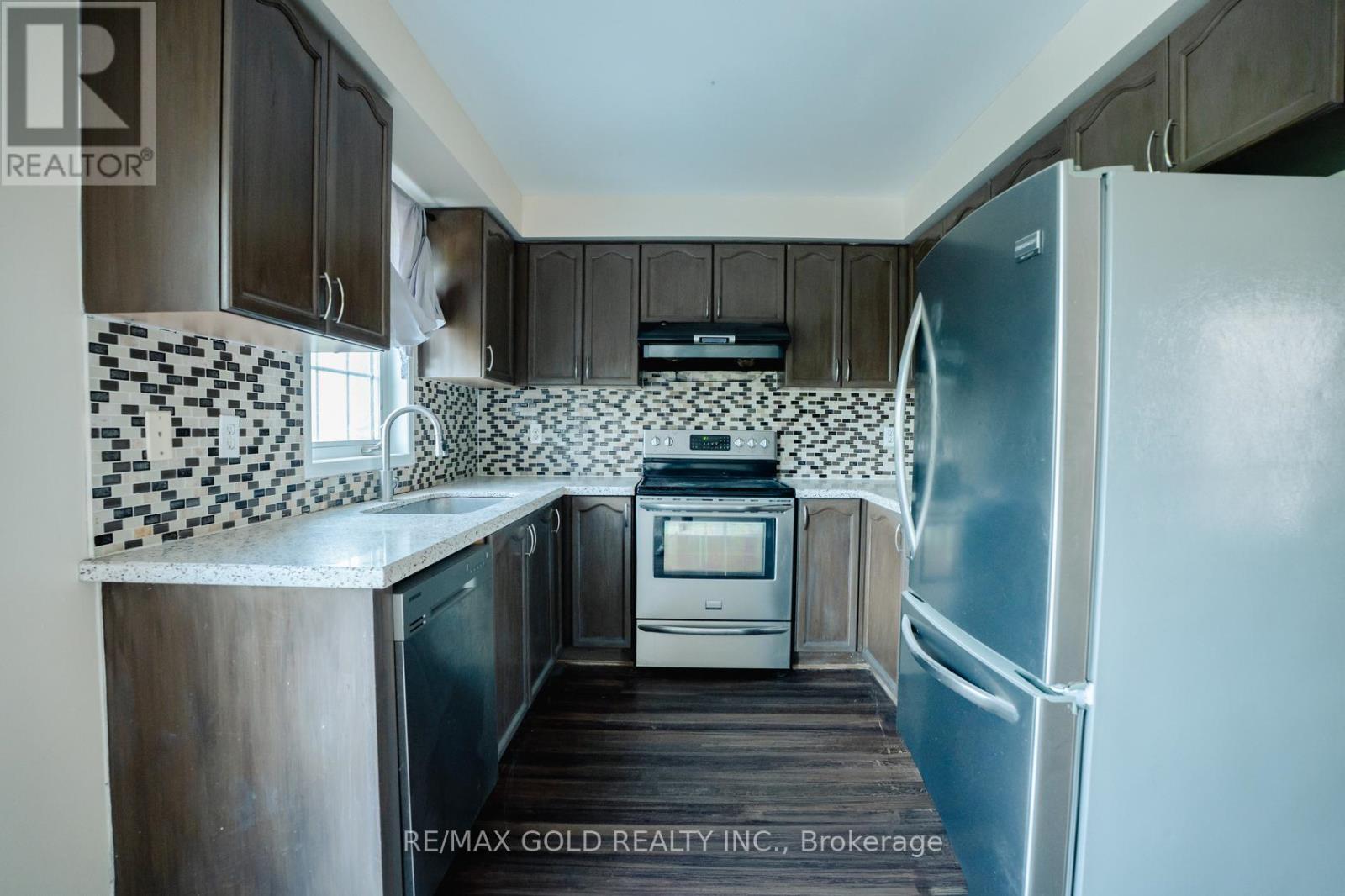 16 Lonestar Crescent, Brampton, Ontario  L7A 2H9 - Photo 7 - W12602200