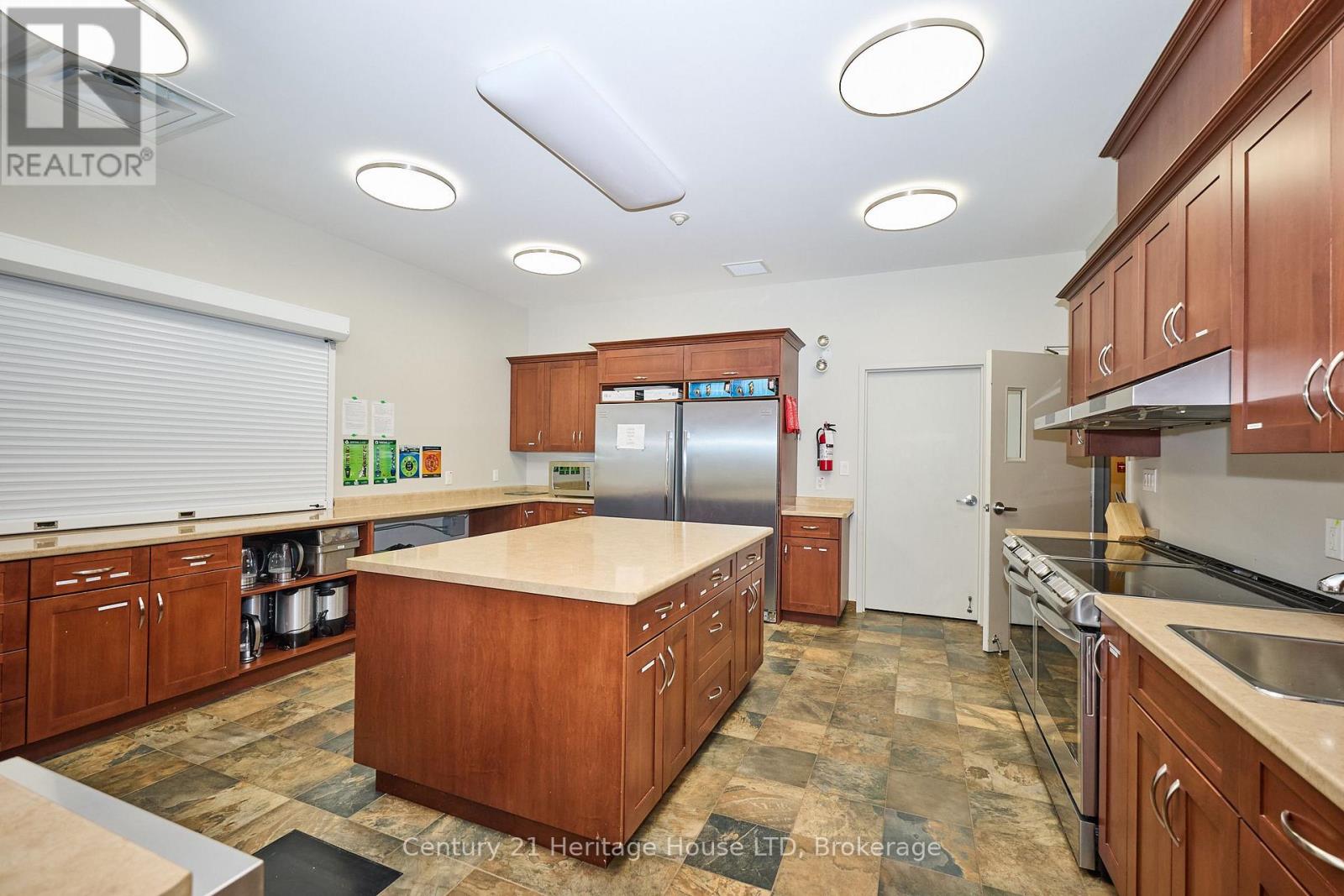 32 Sunrise Court, Fort Erie, Ontario L0S 1N0 - Photo 43 - X12371468