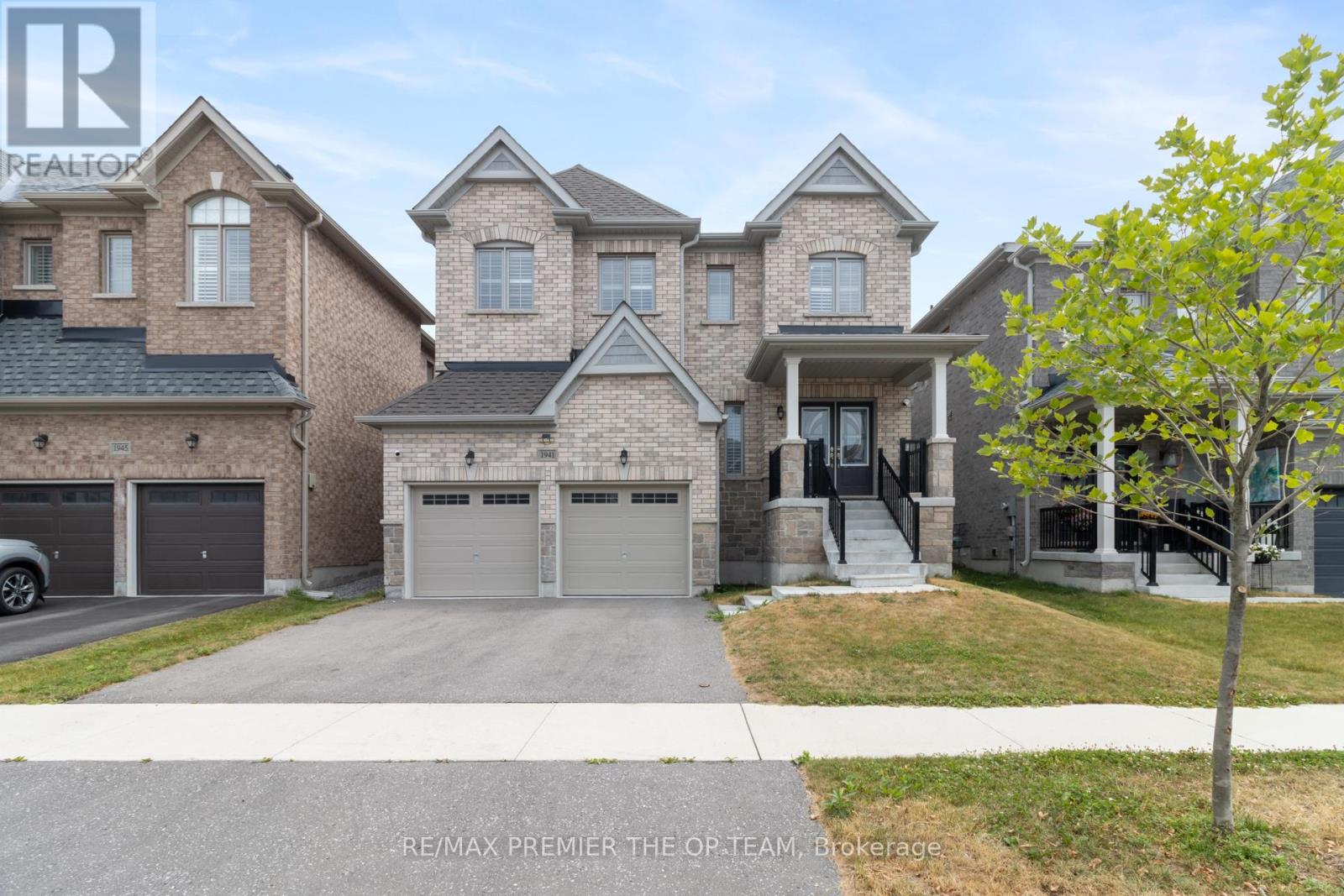 1941 Don White Court, Oshawa, Ontario L1K 1A1 - Photo 2 - E12602324