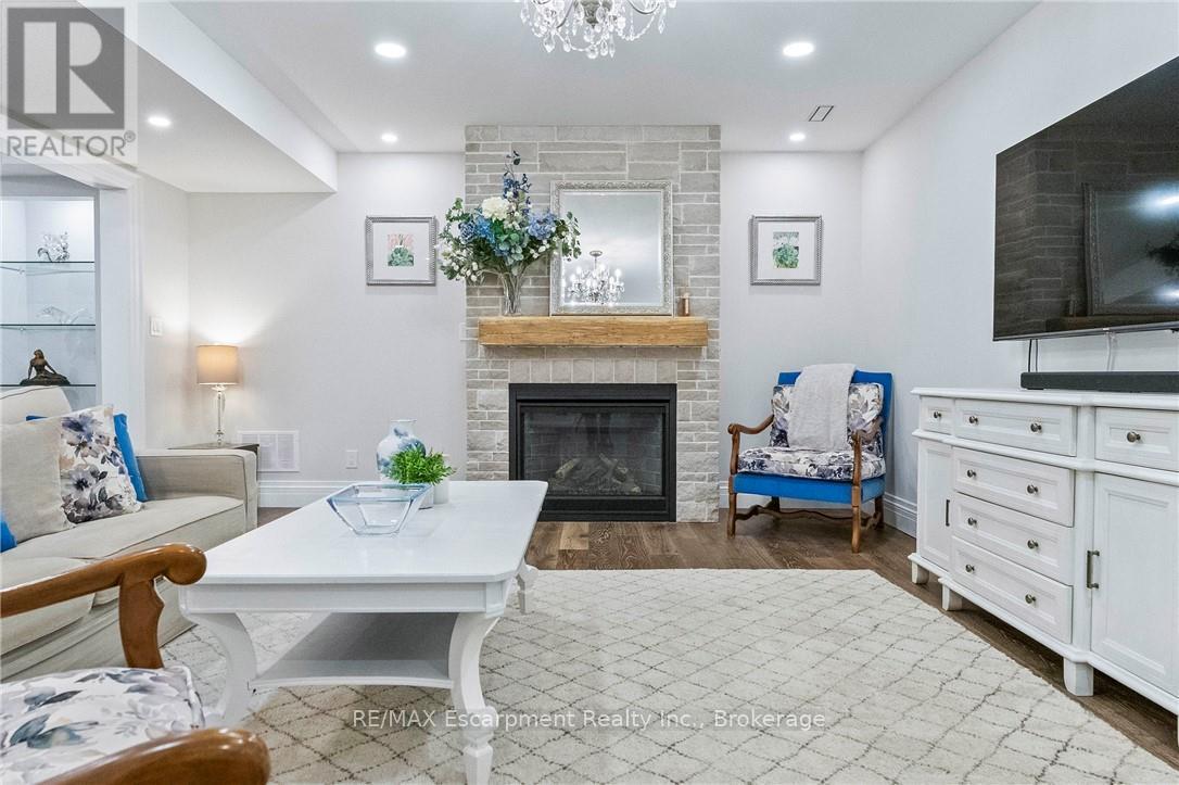 2073 Deramore Drive, Oakville, Ontario  L6J 2P7 - Photo 23 - W12602432