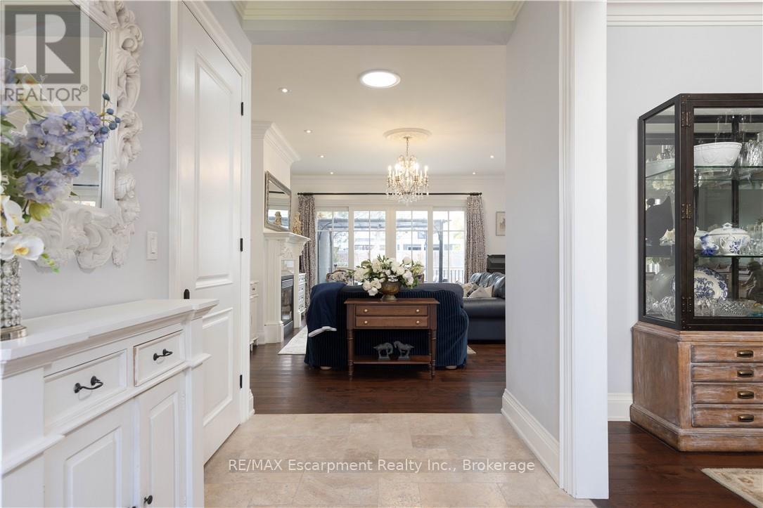 2073 Deramore Drive, Oakville, Ontario  L6J 2P7 - Photo 4 - W12602432