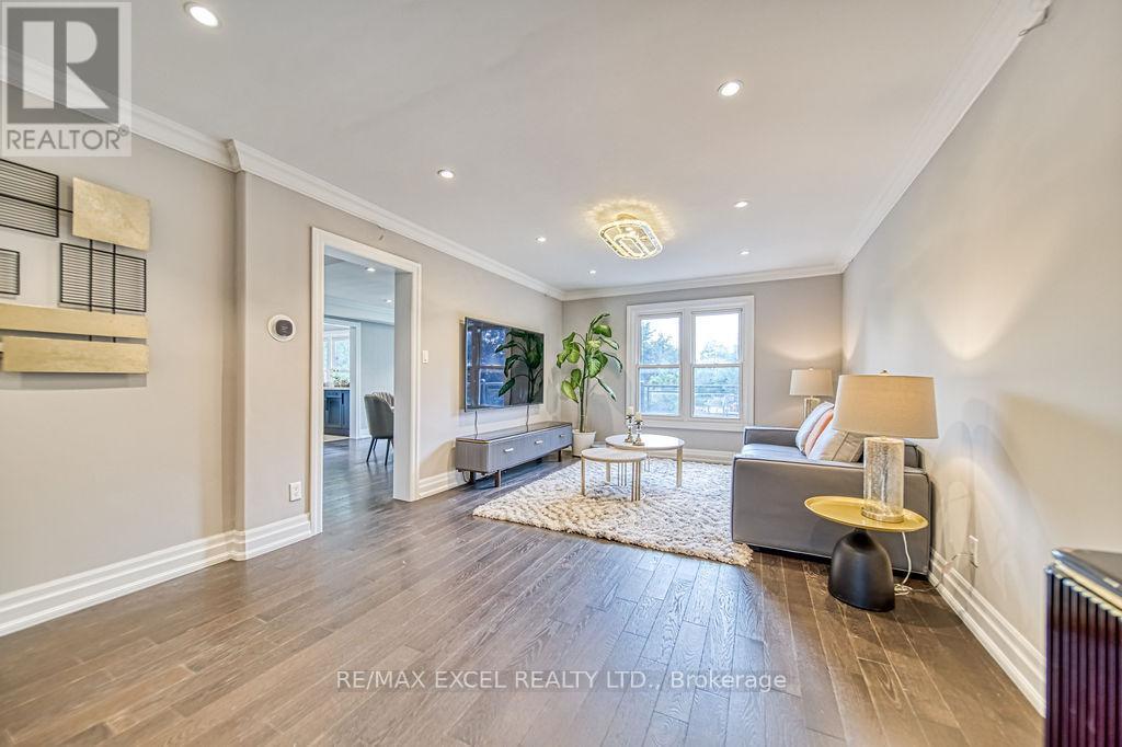 88 Montgomery Court, Markham, Ontario  L3R 0C1 - Photo 6 - N12602372