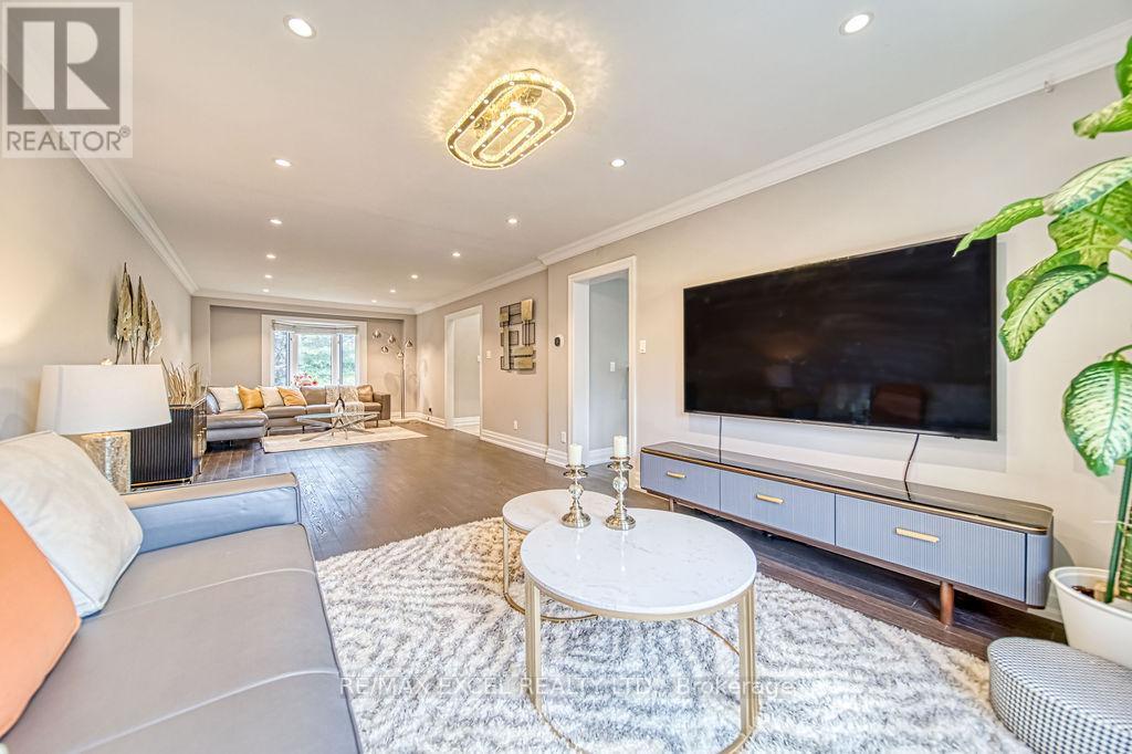 88 Montgomery Court, Markham, Ontario  L3R 0C1 - Photo 8 - N12602372