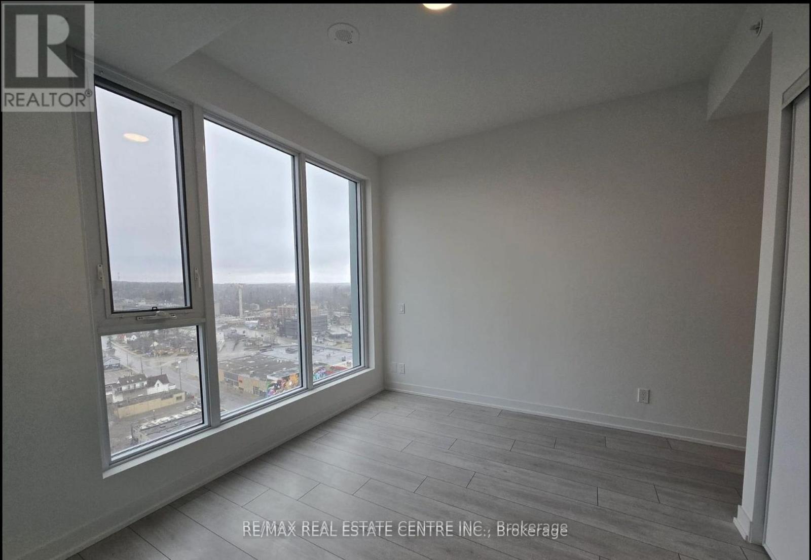 2001 - 39 Mary St Street, Barrie (City Centre), Ontario  L4N 1S9 - Photo 11 - S12602308