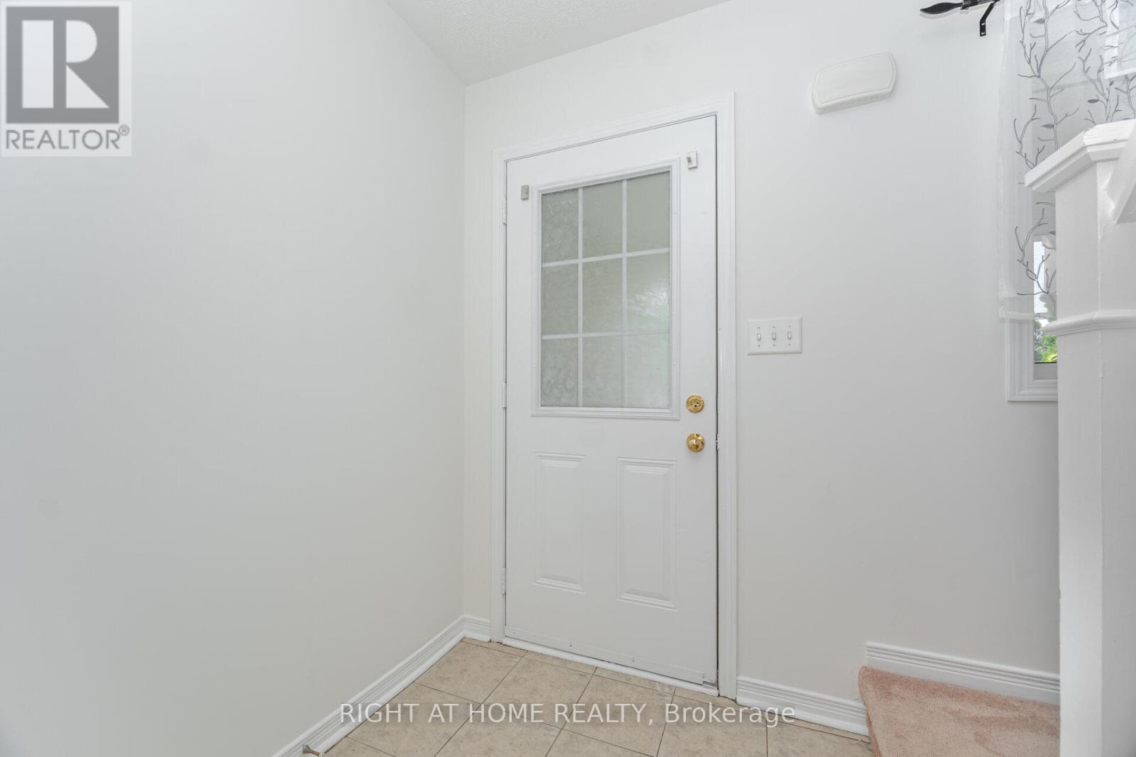 23 Peartree Court, Barrie (Allandale Heights), Ontario L4N 6N7 - Photo 6 - S12602362