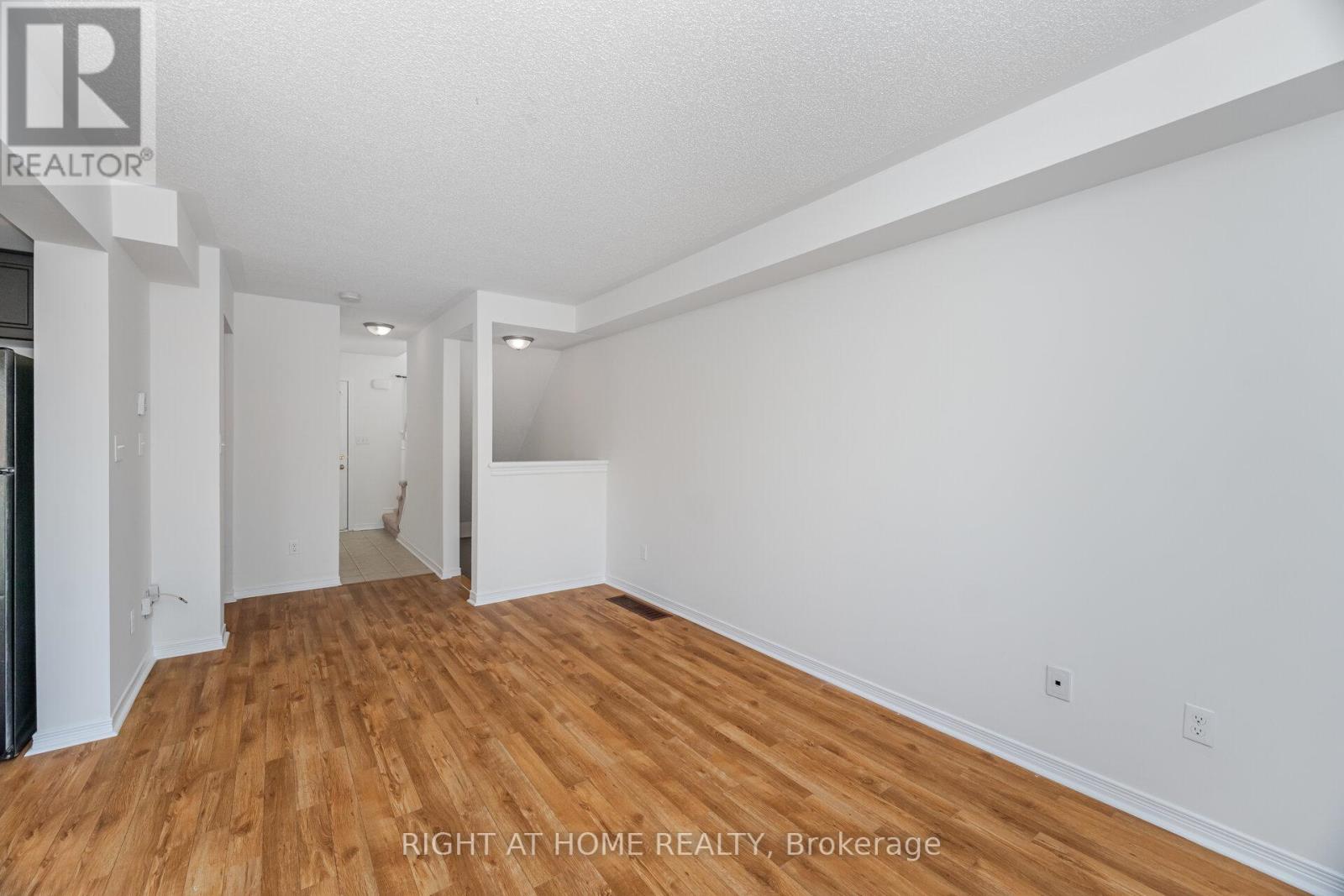 23 Peartree Court, Barrie (Allandale Heights), Ontario L4N 6N7 - Photo 8 - S12602362