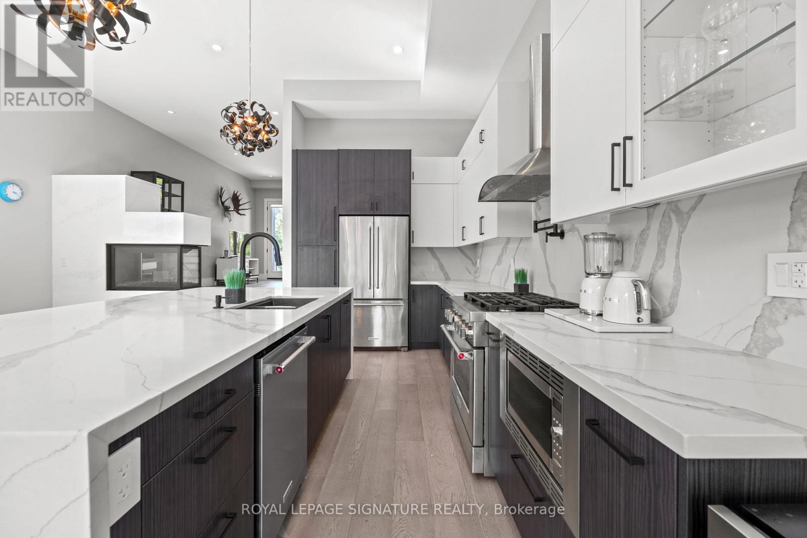 425b Valermo Drive, Toronto, Ontario  M8W 2M2 - Photo 10 - W12602302