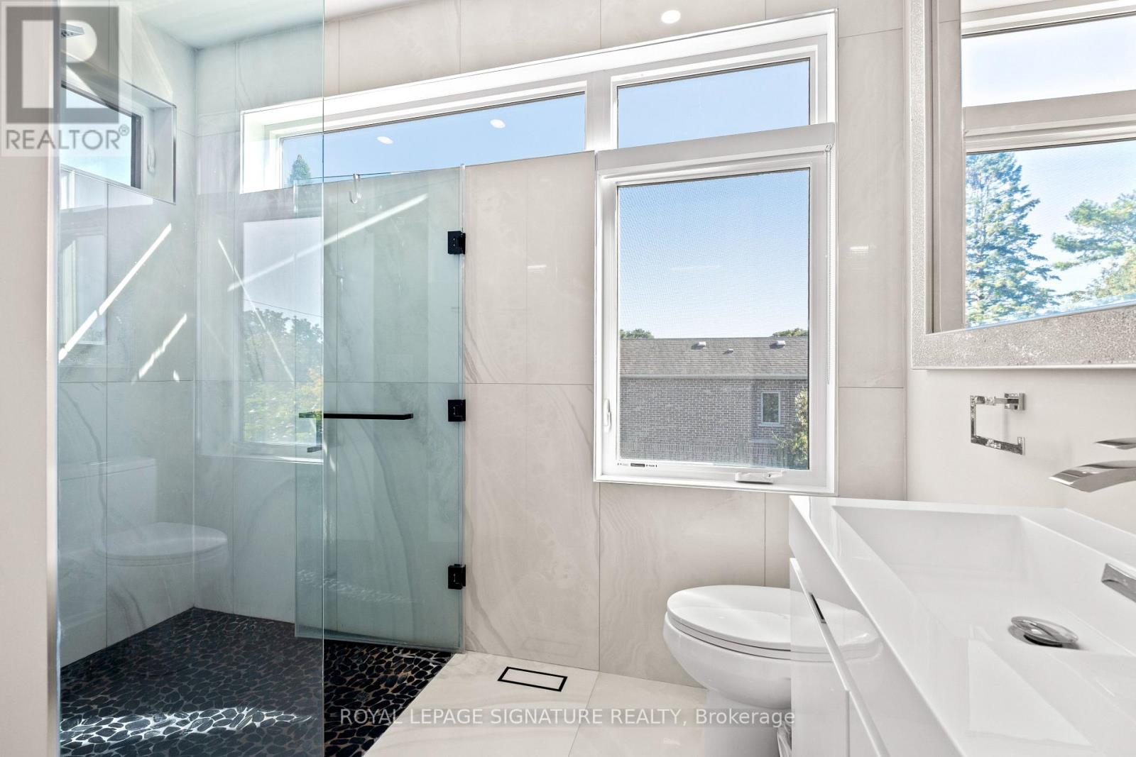 425b Valermo Drive, Toronto, Ontario  M8W 2M2 - Photo 26 - W12602302