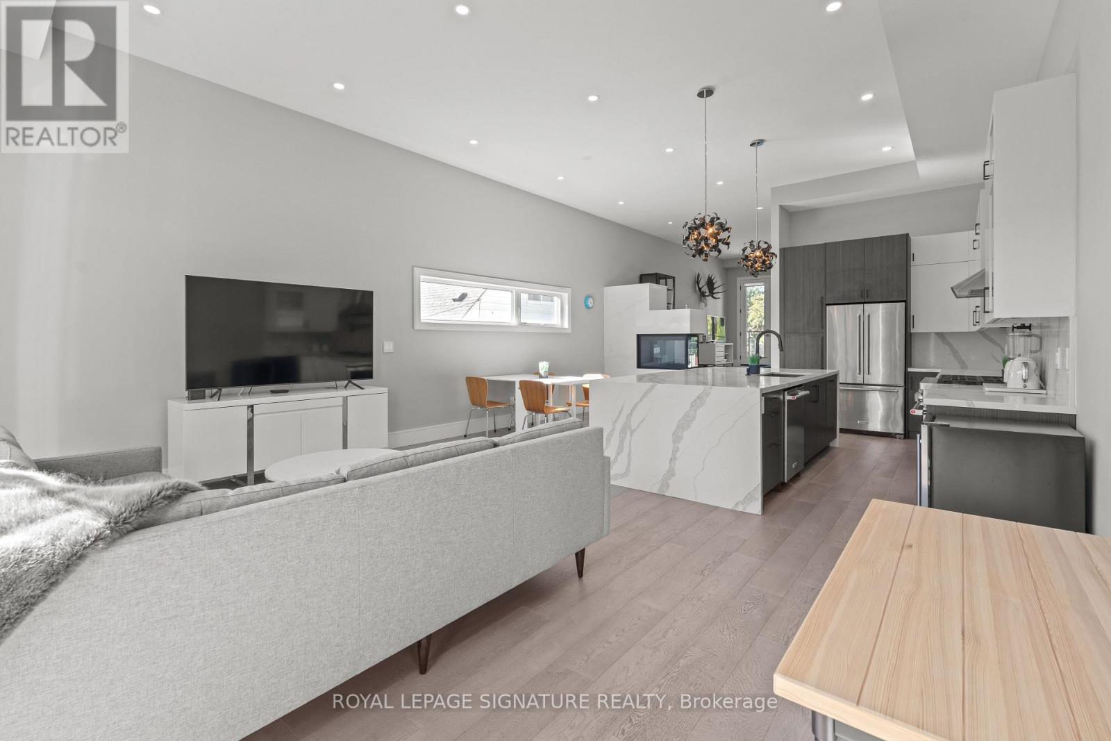 425b Valermo Drive, Toronto, Ontario  M8W 2M2 - Photo 5 - W12602302