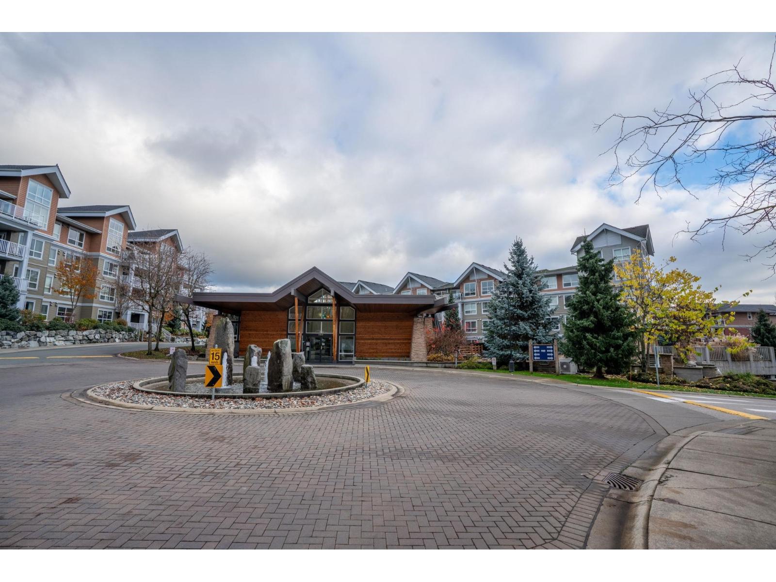 413 6440 194 Street, Surrey, British Columbia  V4N 6J7 - Photo 3 - R3072035