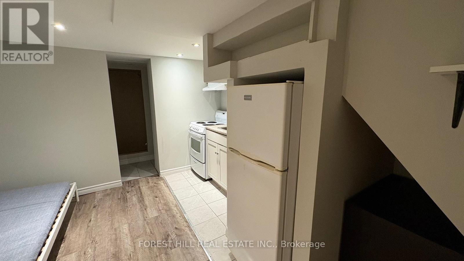 B - 8 Poplar Plains Crescent, Toronto (Casa Loma), Ontario  M4V 1E8 - Photo 3 - C12541862