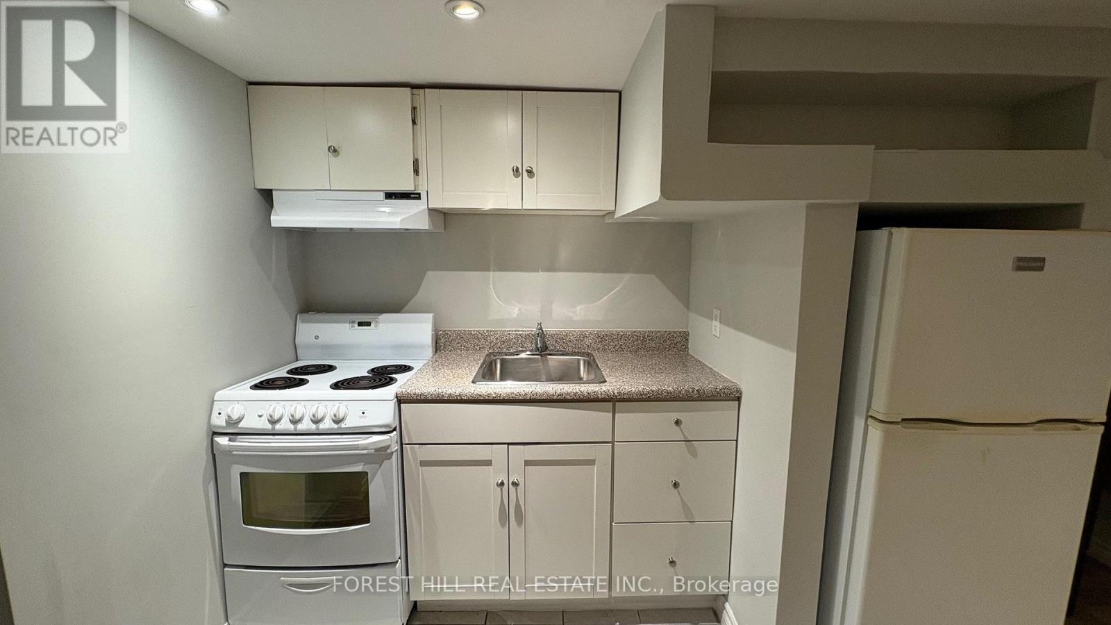 B - 8 Poplar Plains Crescent, Toronto (Casa Loma), Ontario  M4V 1E8 - Photo 4 - C12541862