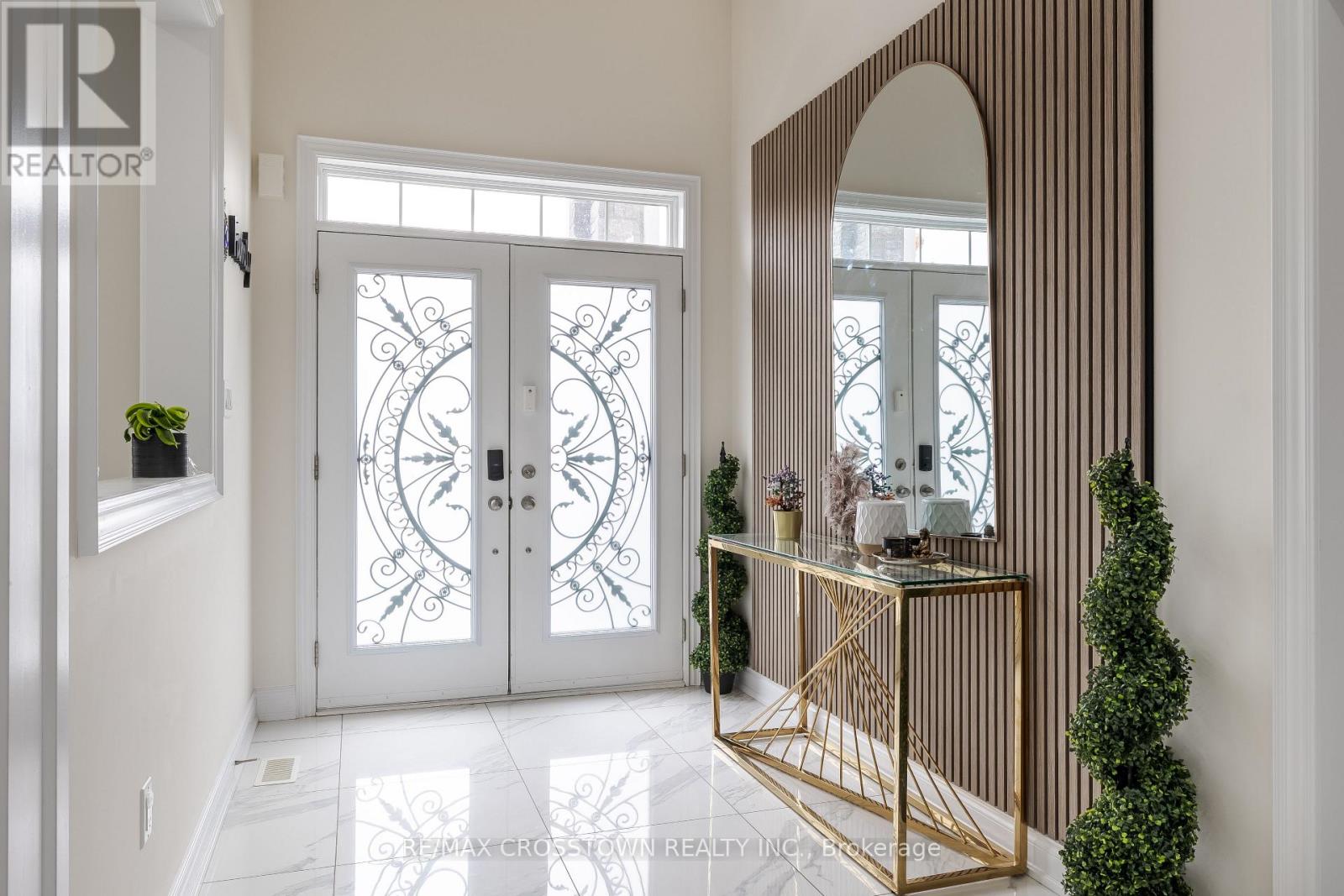 10 Stewart Crescent, Essa, Ontario  L0L 2N0 - Photo 5 - N12365361