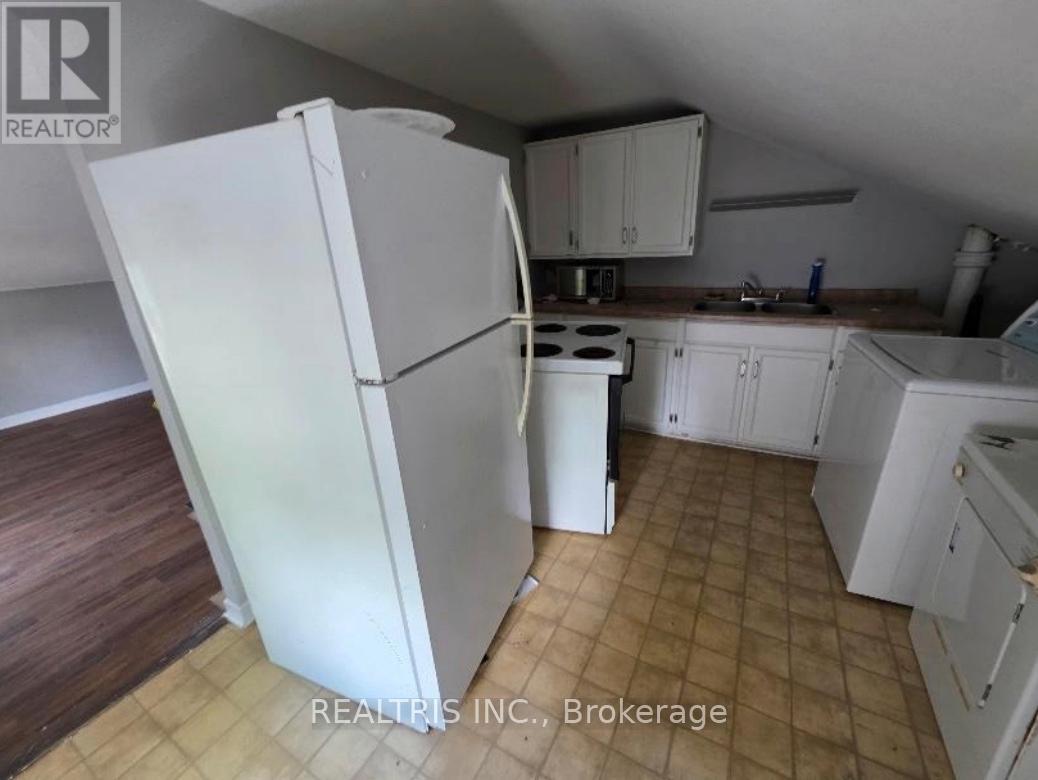 31 Ormond Street S, Thorold, Ontario L2V 1Y3 - Photo 5 - X12602384