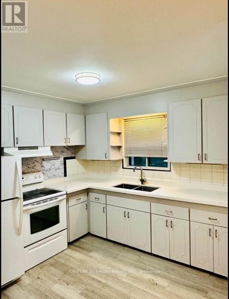 26 Kenton Drive, Toronto (Newtonbrook West), Ontario  M2R 2H8 - Photo 3 - C12602506