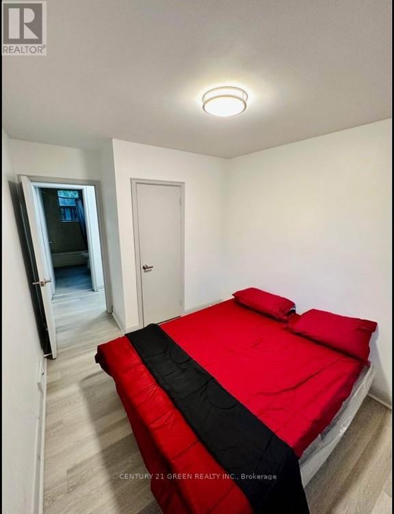 26 Kenton Drive, Toronto (Newtonbrook West), Ontario  M2R 2H8 - Photo 5 - C12602506