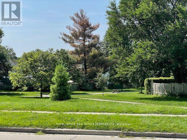 11 Uno Drive, Toronto, Ontario  M8Z 3N7 - Photo 29 - W12602060