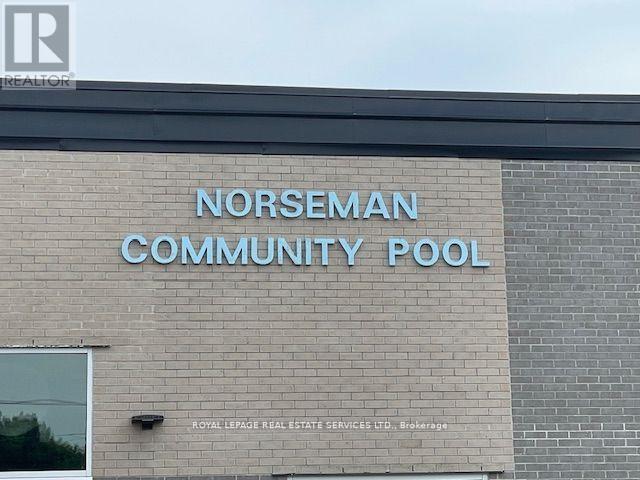 11 Uno Drive, Toronto, Ontario  M8Z 3N7 - Photo 31 - W12602060