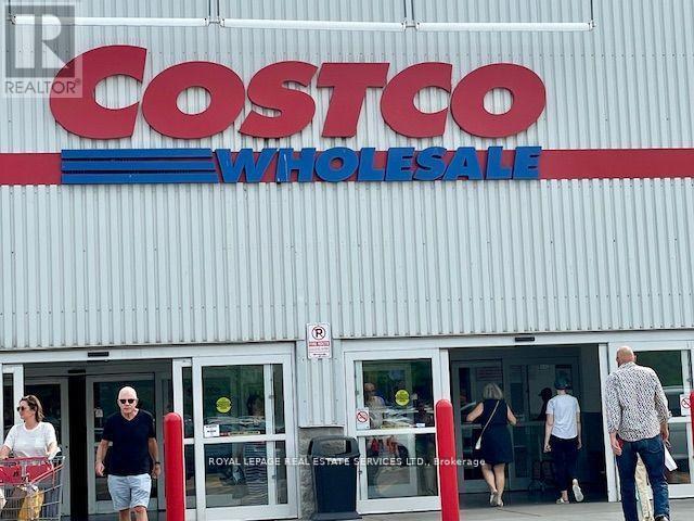 11 Uno Drive, Toronto, Ontario  M8Z 3N7 - Photo 39 - W12602060