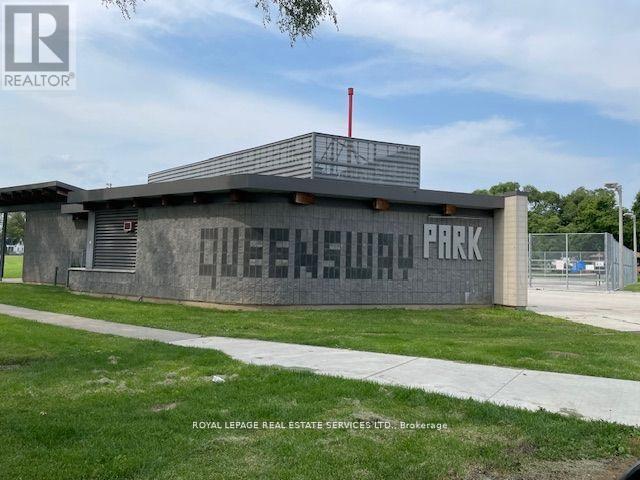 11 Uno Drive, Toronto, Ontario  M8Z 3N7 - Photo 36 - W12602060