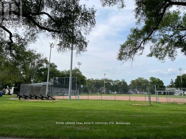 11 Uno Drive, Toronto, Ontario  M8Z 3N7 - Photo 37 - W12602060