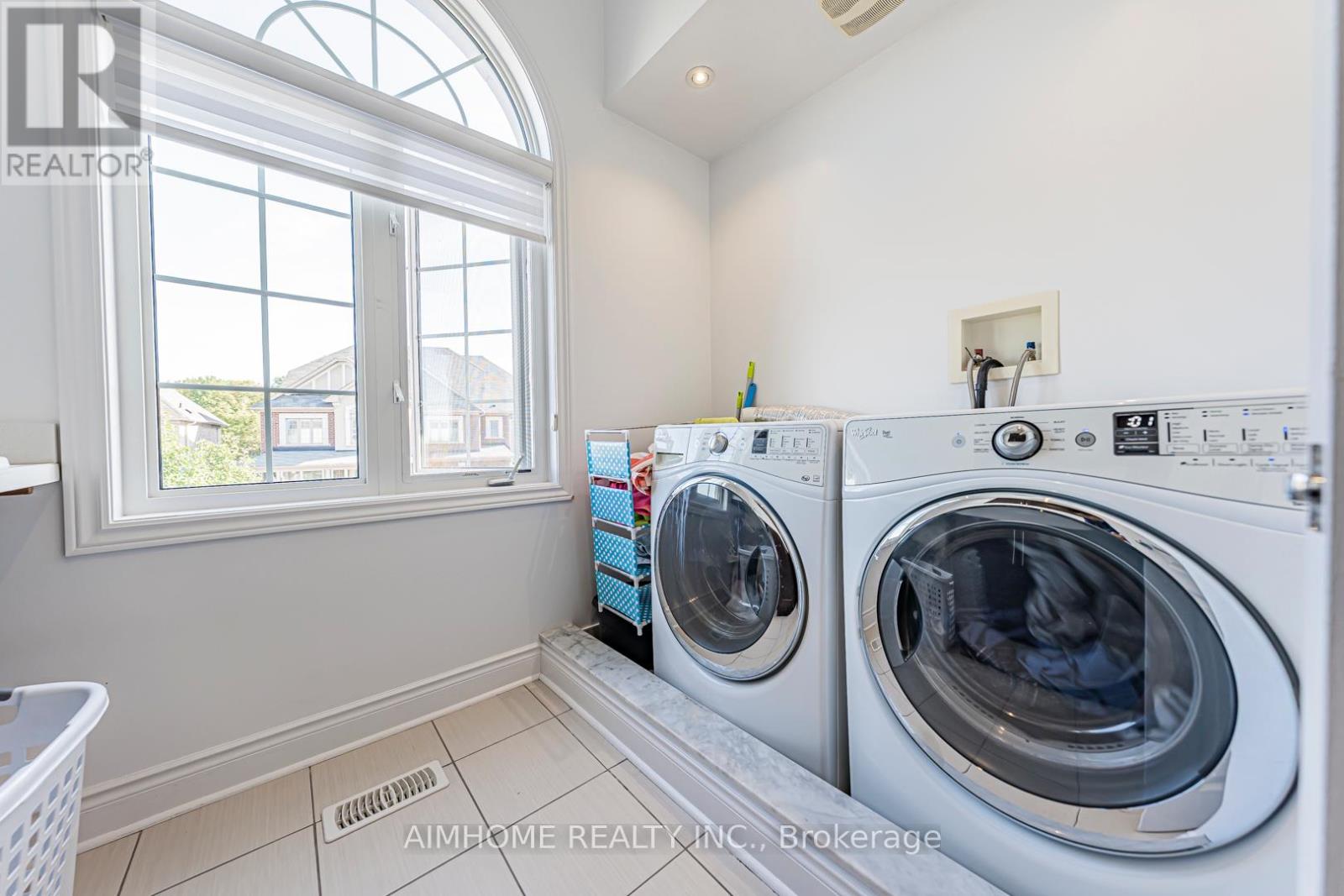 986 Wilbur Pipher Circle, Newmarket, Ontario  L3X 0G5 - Photo 37 - N12602402