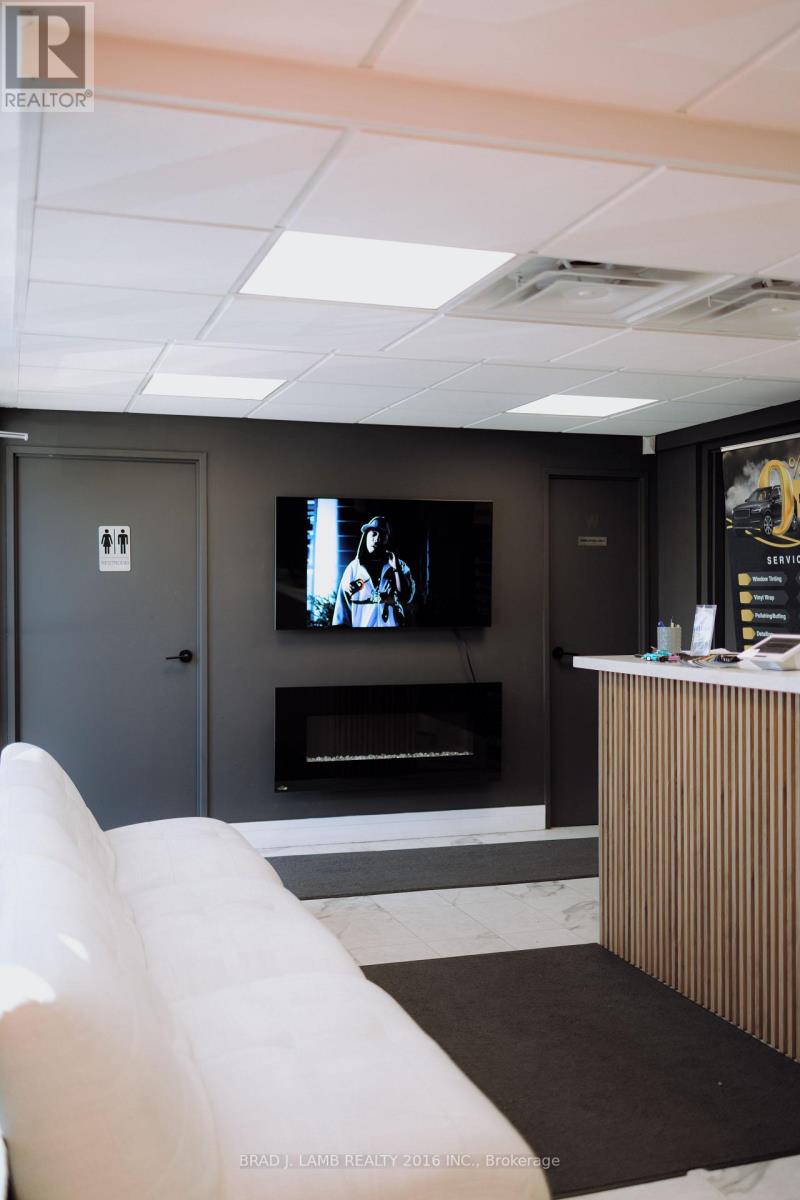 186 Mulock Avenue, Toronto, Ontario  M6N 3C8 - Photo 11 - W12602504