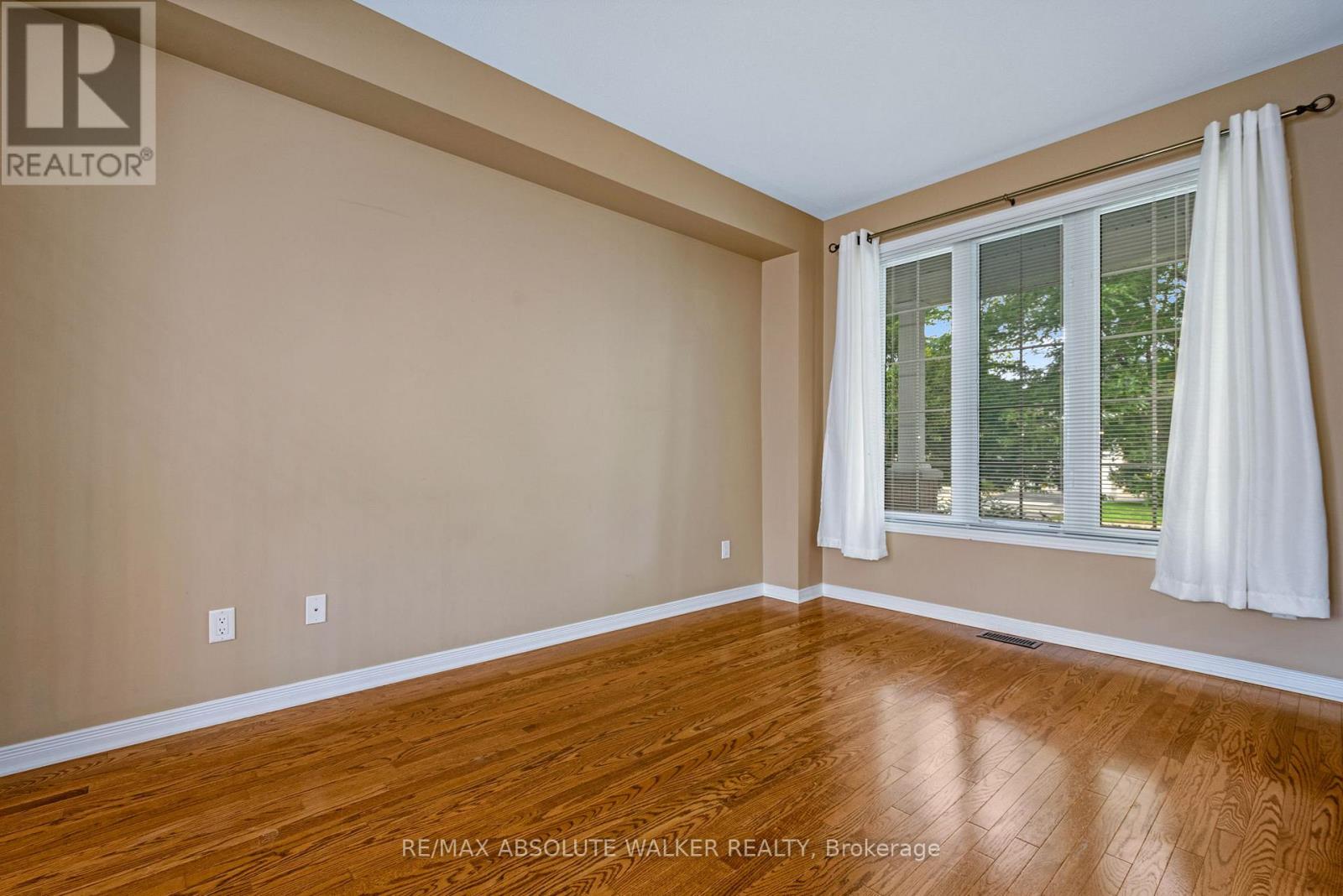 321 Upcountry Drive, Ottawa, Ontario  K2S 2H6 - Photo 5 - X12602638