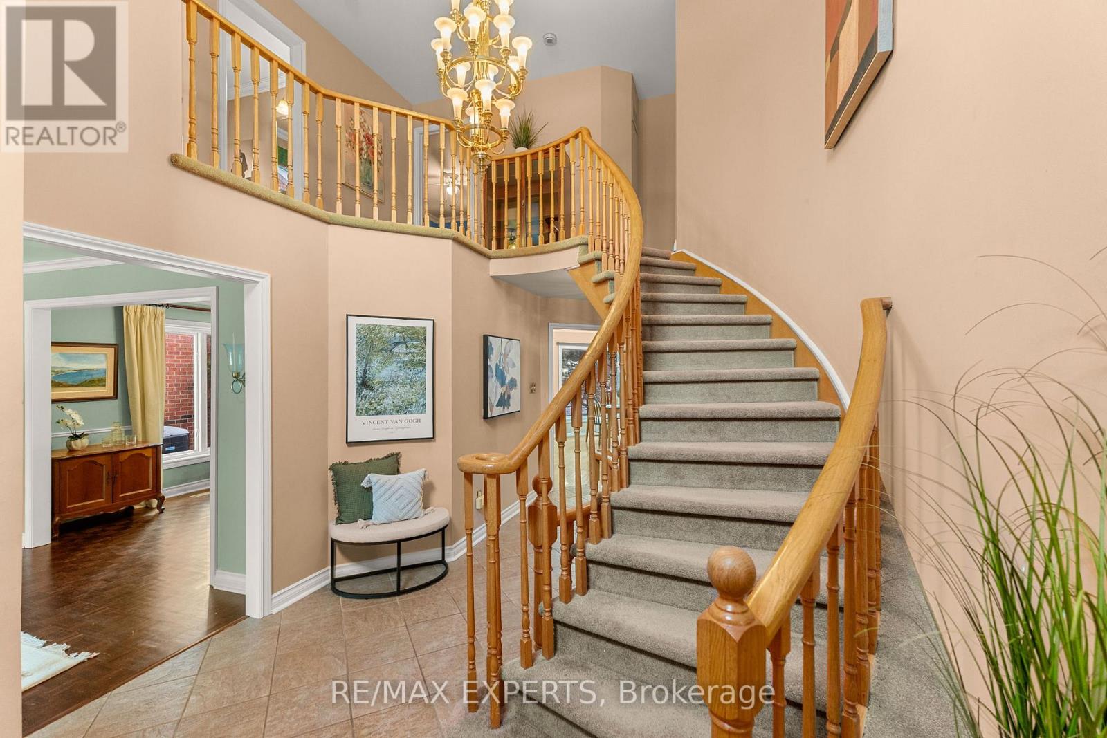 64 Craigleith Crescent, Richmond Hill, Ontario  L4E 2S4 - Photo 5 - N12602474