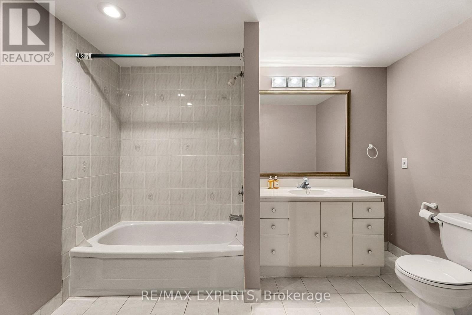 64 Craigleith Crescent, Richmond Hill, Ontario  L4E 2S4 - Photo 33 - N12602474