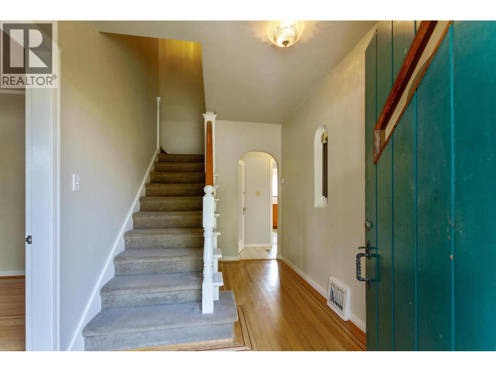 1602 Tenth Avenue, New Westminster, British Columbia V3M 3J3 - Photo 3 - R3072217