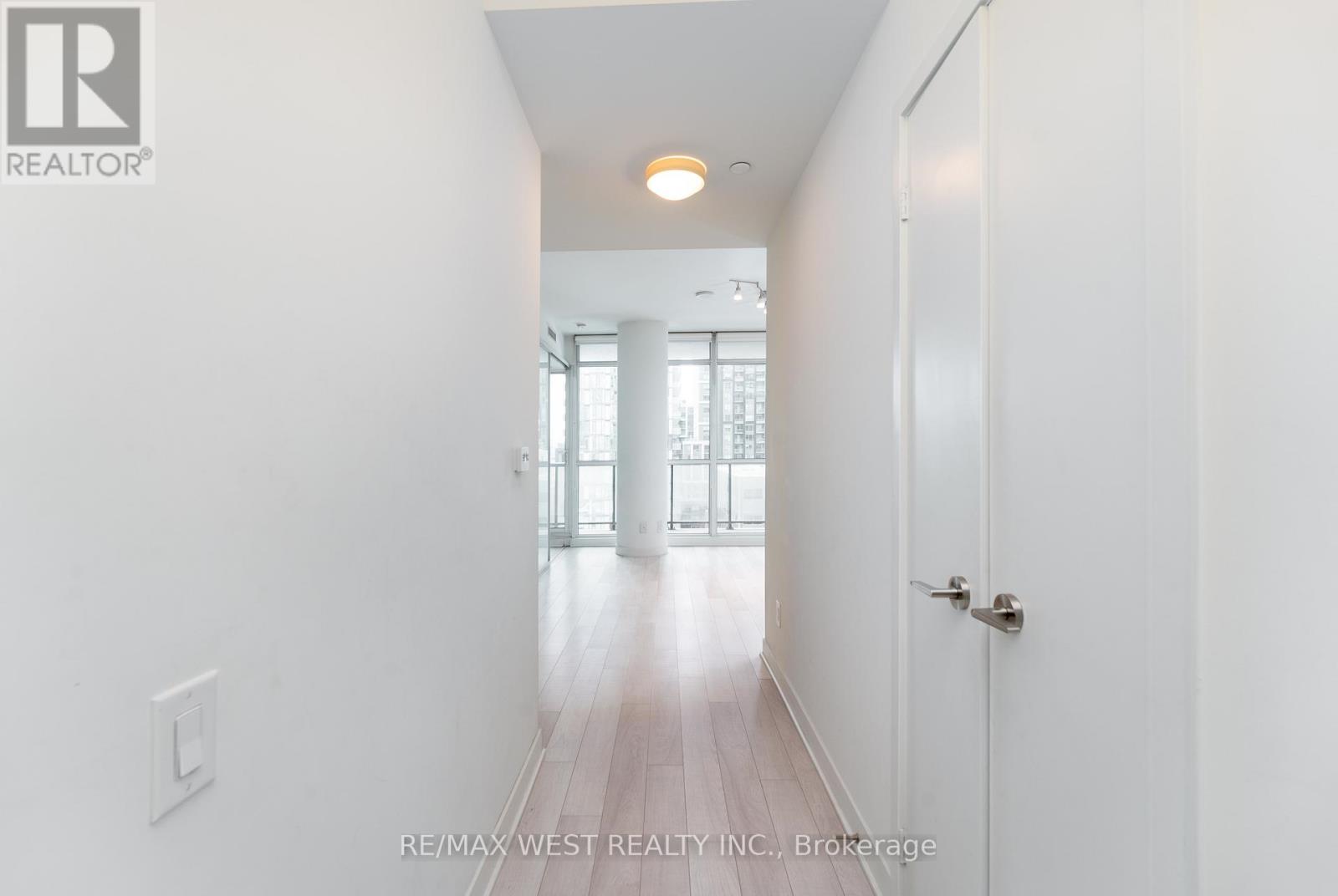 1201 - 290 Adelaide Street, Toronto, Ontario  M5V 0P3 - Photo 8 - C12602656