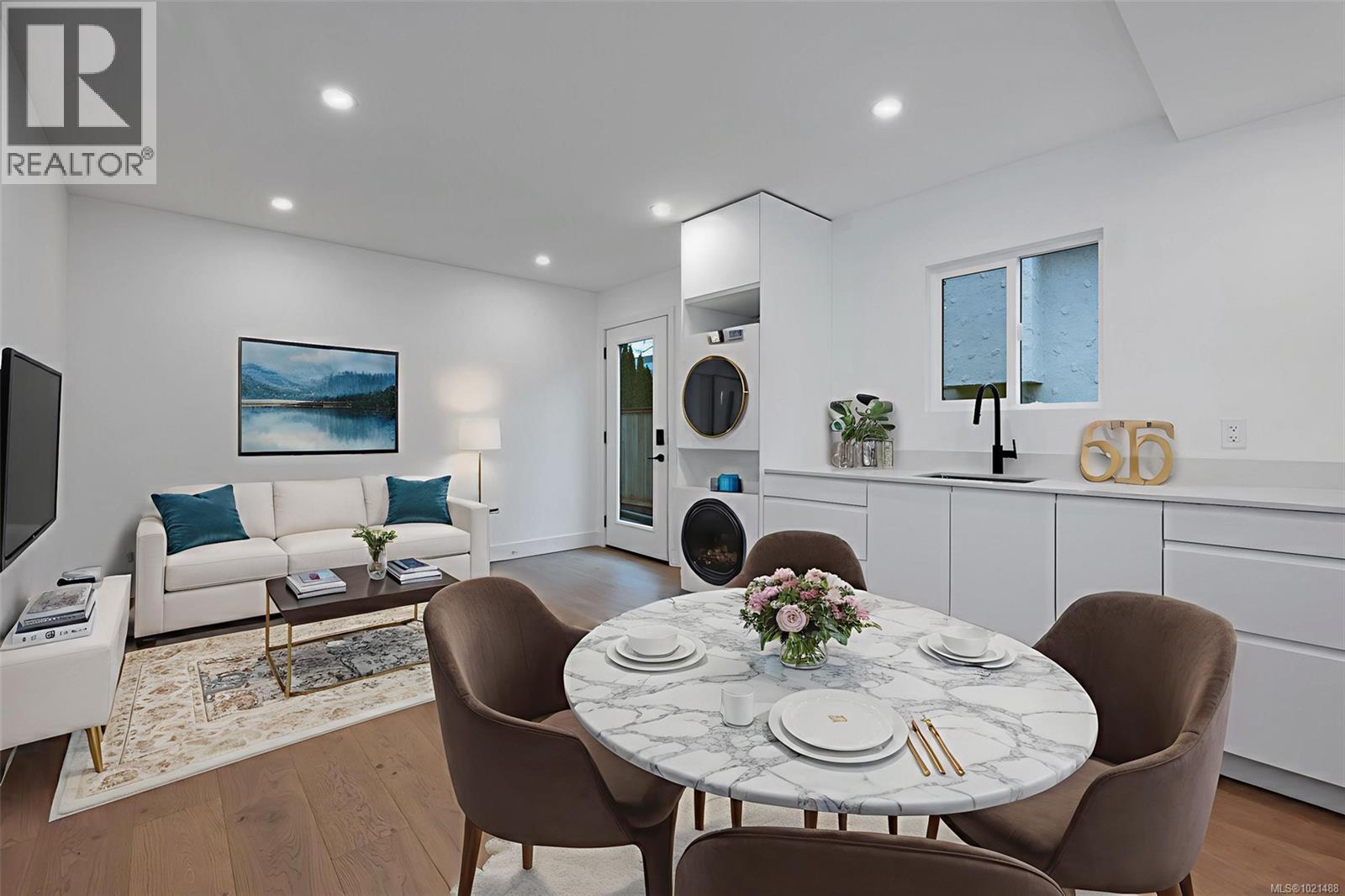 1041 Hulford St, Saanich, British Columbia  V8X 3B5 - Photo 2 - 1021488