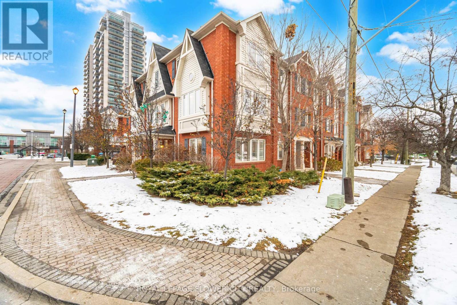 32 - 50 Hillcrest Avenue, Brampton, Ontario L6W 0B1 - Photo 2 - W12602690