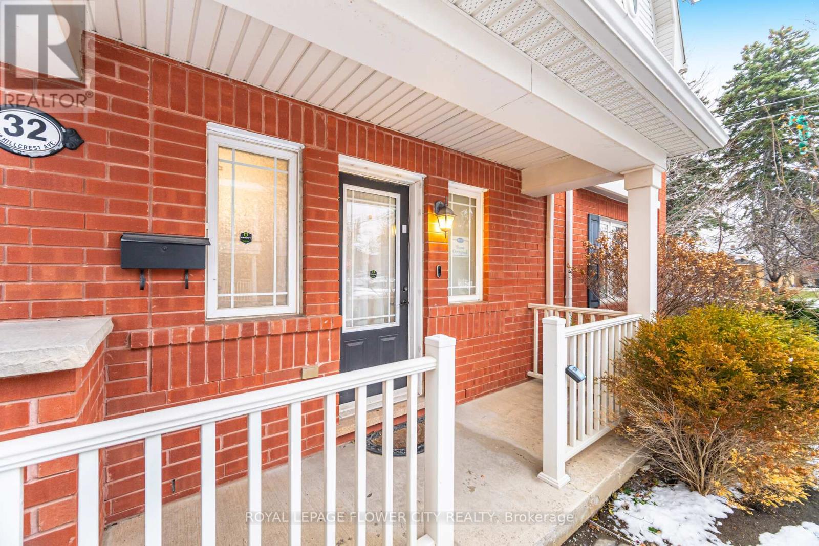 32 - 50 Hillcrest Avenue, Brampton, Ontario L6W 0B1 - Photo 3 - W12602690