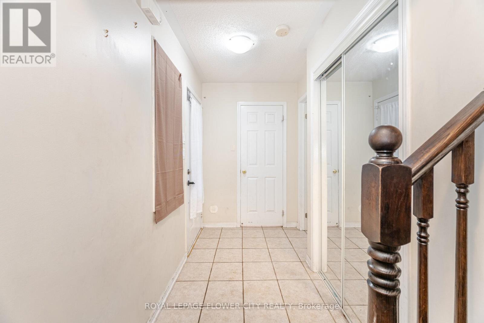 32 - 50 Hillcrest Avenue, Brampton, Ontario L6W 0B1 - Photo 4 - W12602690