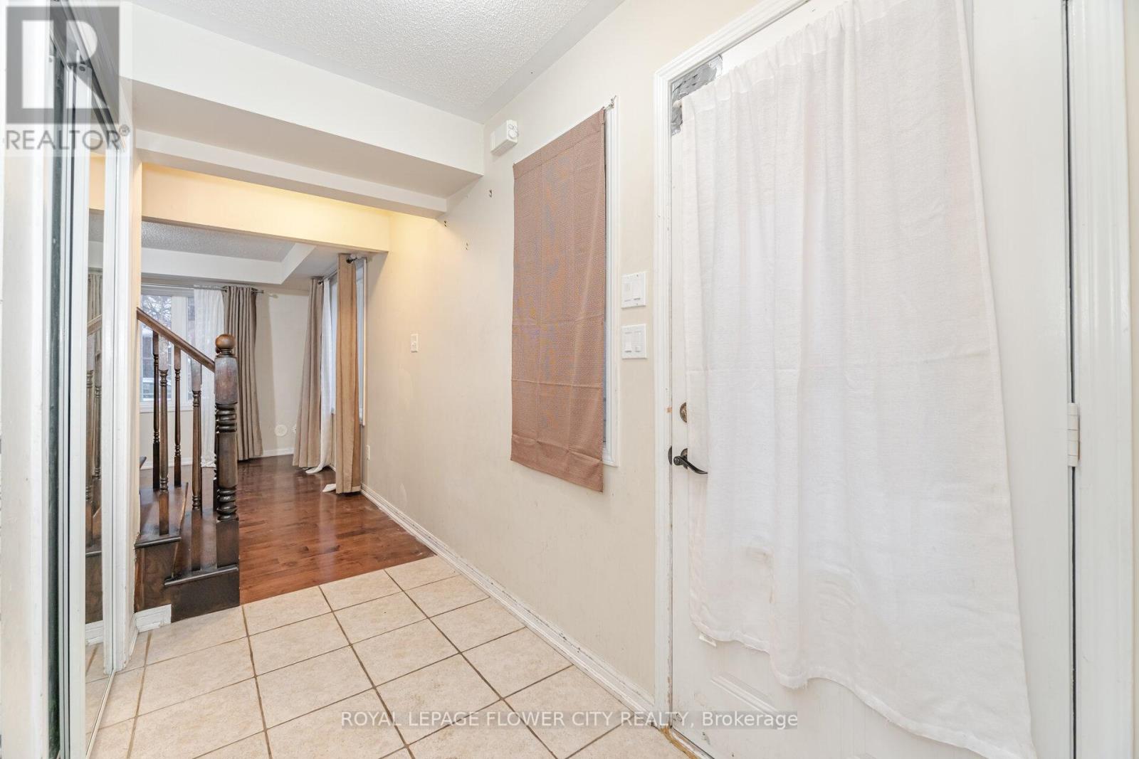 32 - 50 Hillcrest Avenue, Brampton, Ontario L6W 0B1 - Photo 5 - W12602690