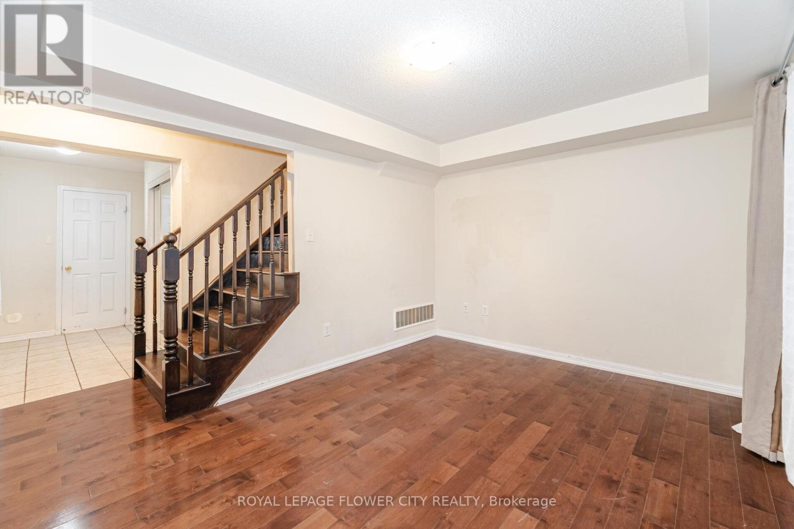 32 - 50 Hillcrest Avenue, Brampton, Ontario L6W 0B1 - Photo 8 - W12602690