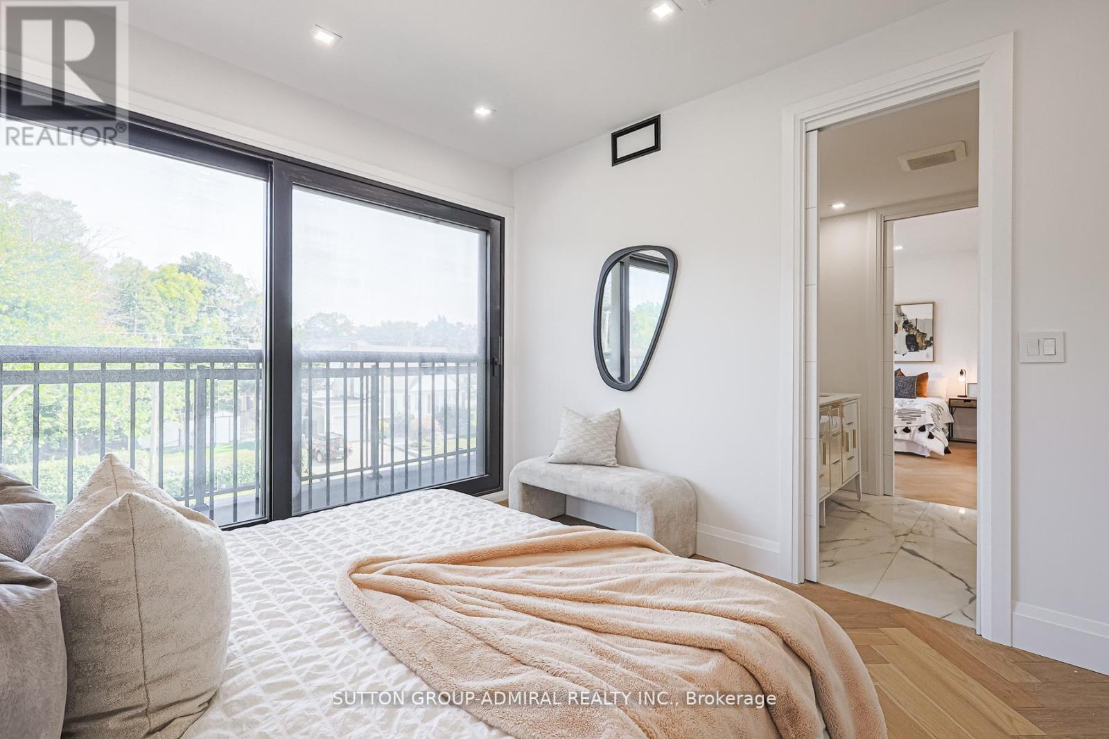 957 Dormer Street, Mississauga, Ontario  L5E 1T7 - Photo 24 - W12602700