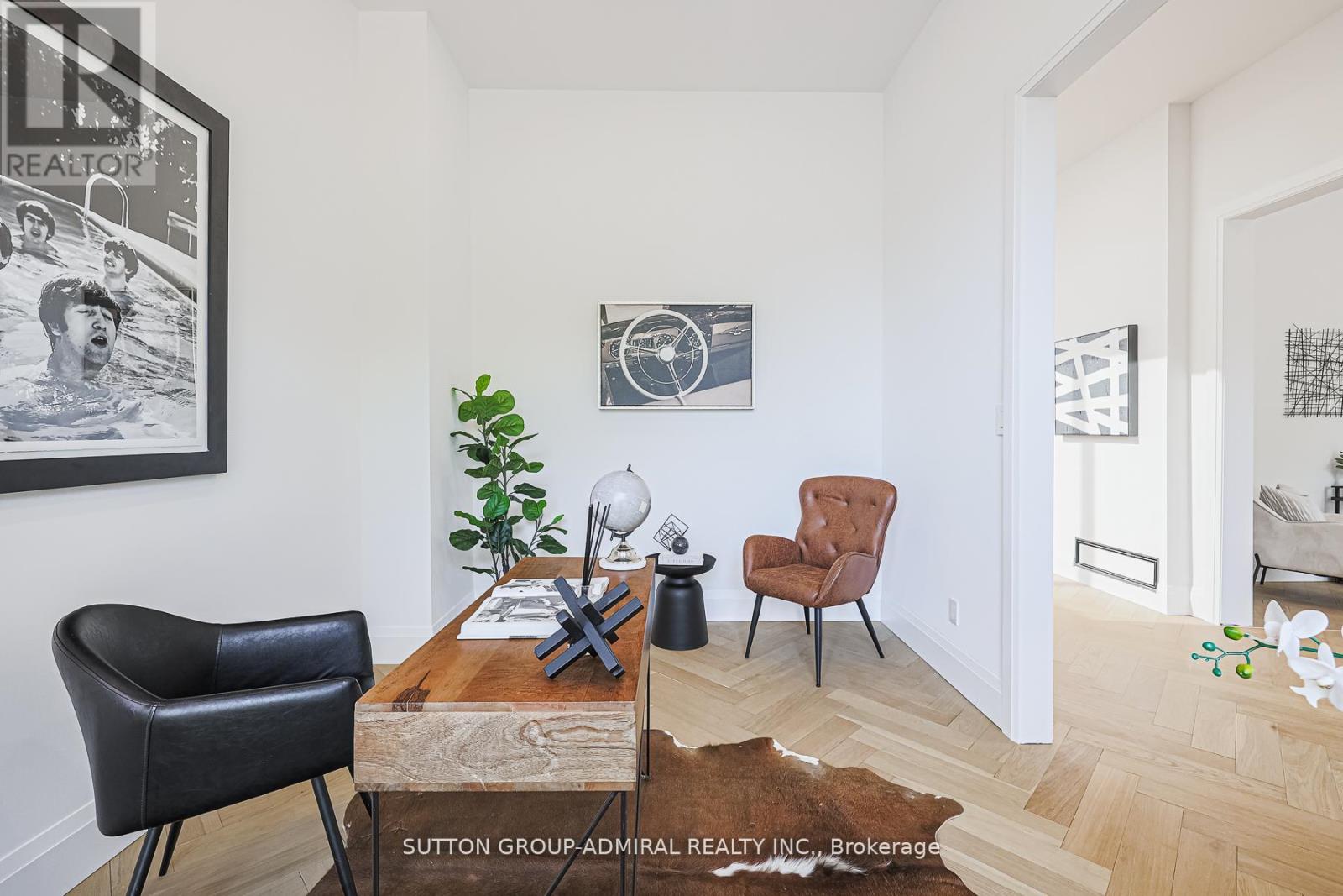 957 Dormer Street, Mississauga, Ontario  L5E 1T7 - Photo 3 - W12602700