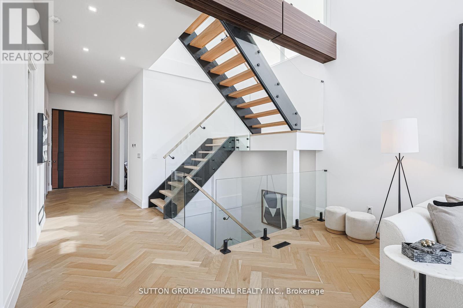 957 Dormer Street, Mississauga, Ontario  L5E 1T7 - Photo 4 - W12602700