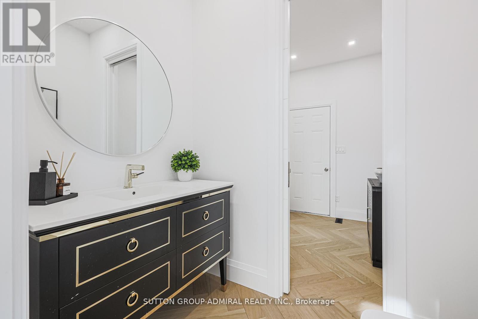 957 Dormer Street, Mississauga, Ontario  L5E 1T7 - Photo 8 - W12602700