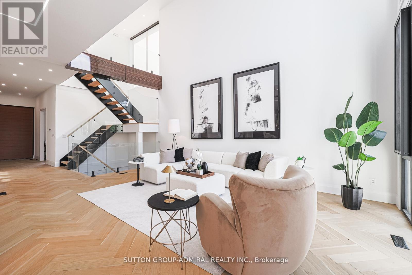 957 Dormer Street, Mississauga, Ontario  L5E 1T7 - Photo 9 - W12602700