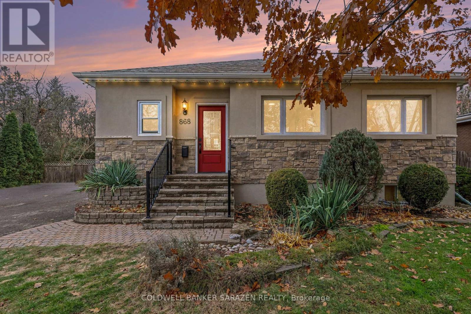 868 Duberry Street, Ottawa, Ontario K2A 3T3 - Photo 2 - X12602792