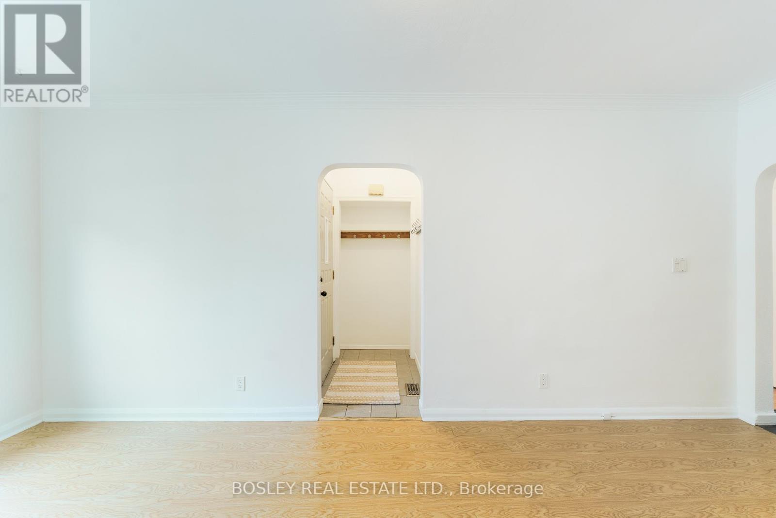 203 Virginia Avenue, Toronto, Ontario  M4C 2T6 - Photo 5 - E12602752