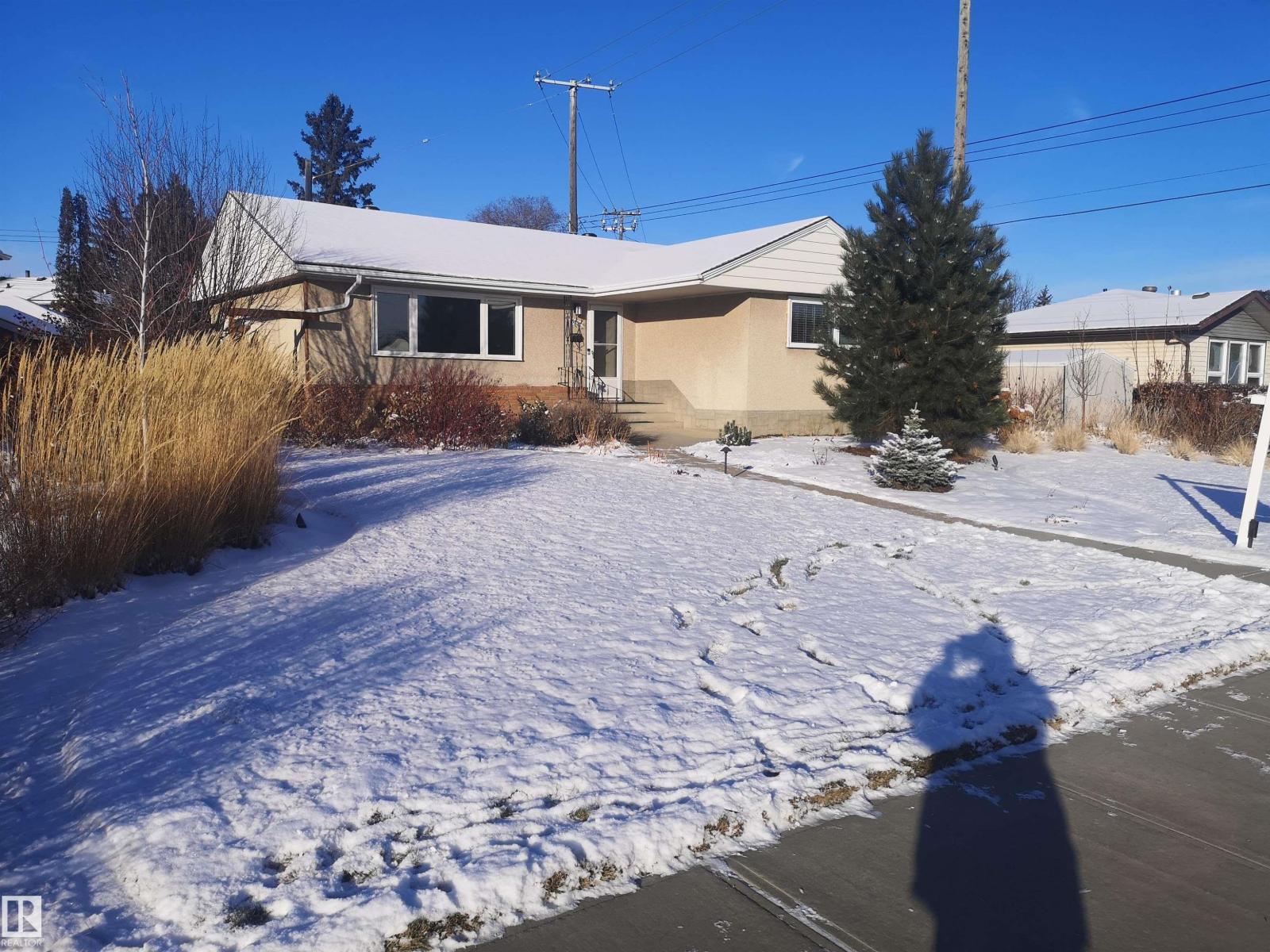 8032 70 Av Nw Nw, Edmonton, Alberta  T6C 0A5 - Photo 1 - E4461068